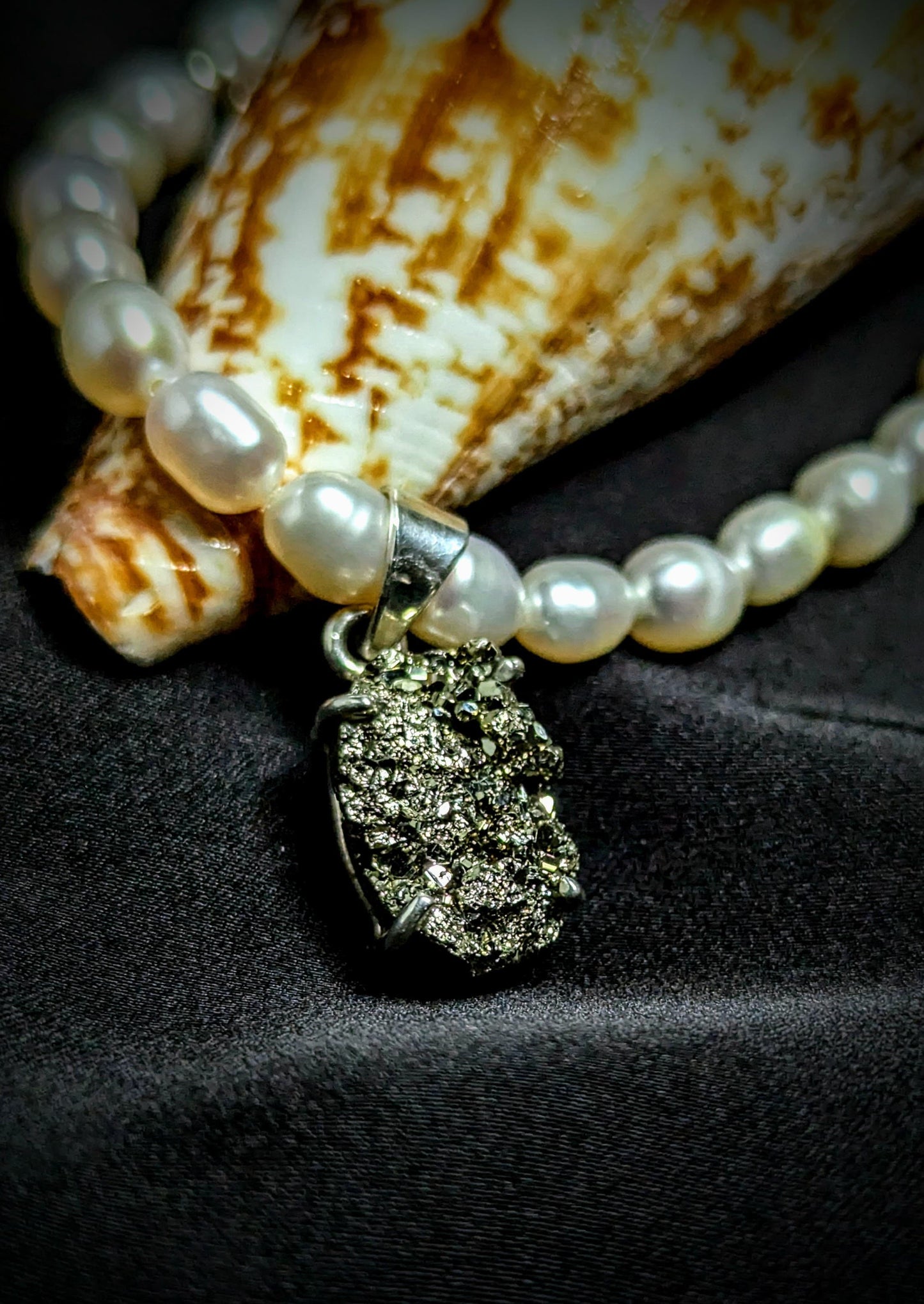 PFW003 Unique pearl necklace with pyrite pendant